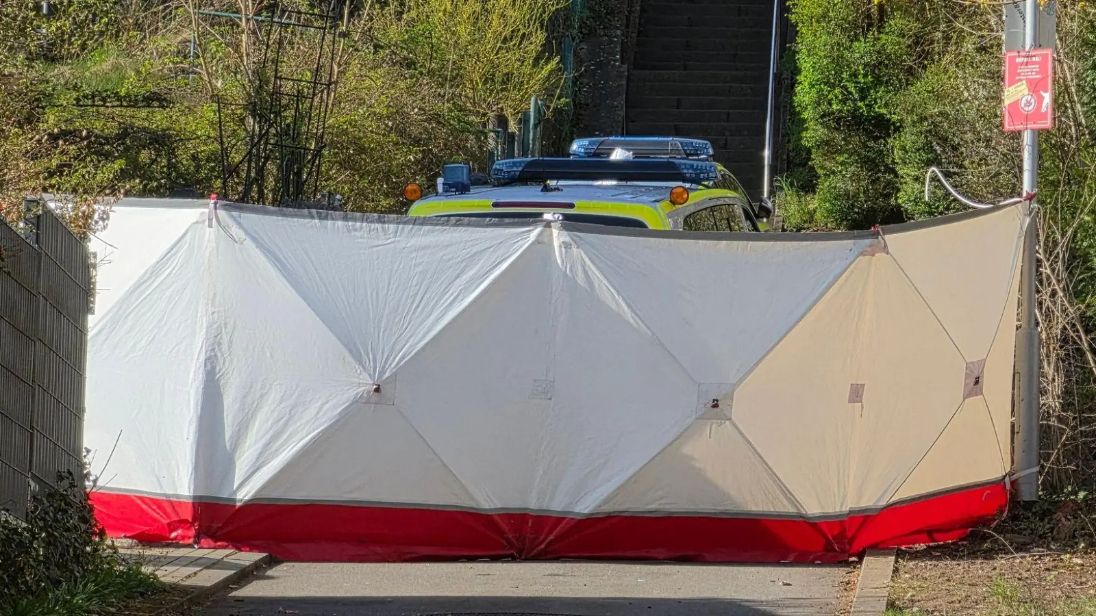 Ein 22-Jähriger ist in der Nacht bei dem Einsatz gestorben. (Foto: Kevin Schößler/dpa)