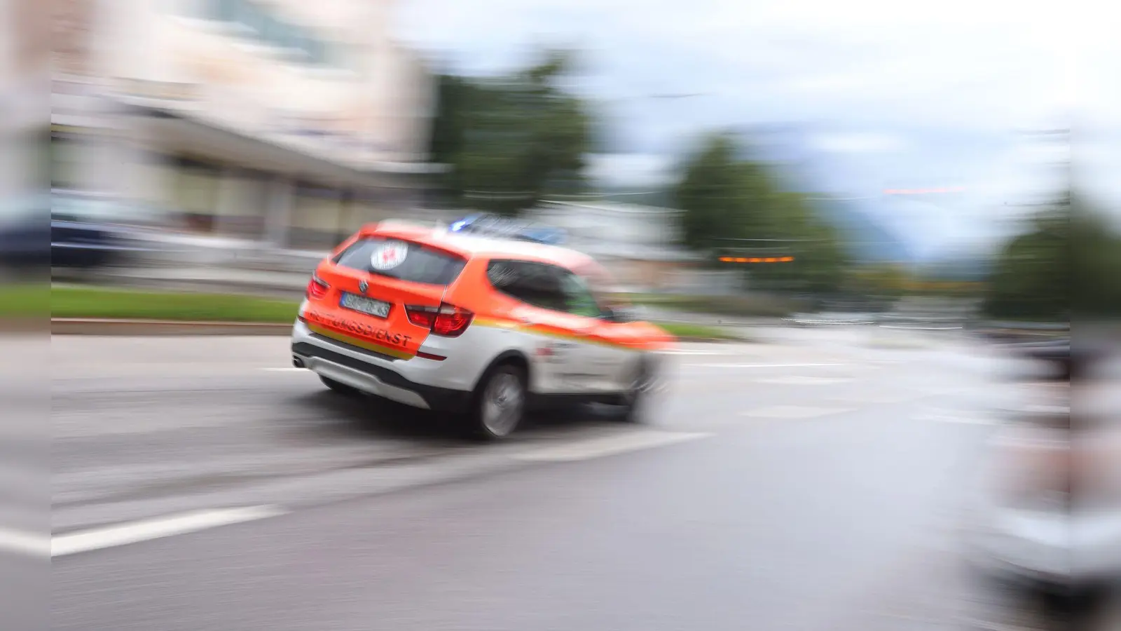 Der Rettungsdienst brachte die schwer verletzte Seniorin in ein Krankenhaus. (Symbolbild) (Foto: Karl-Josef Hildenbrand/dpa)