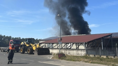 Auf der Mülldeponie in Dettendorf läuft derzeit ein großer Feuerwehreinsatz. (Foto: Volker Raab)