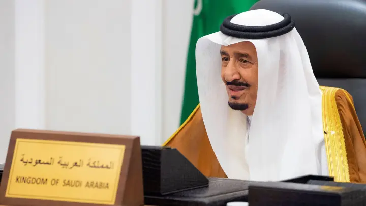 Saudi-Arabiens König Salman erwartet Irans Präsidenten Ebrahim Raisi zu einem Staatsbesuch. (Foto: Bandar Aljaloud/Saudi Royal Palace/AP/dpa)