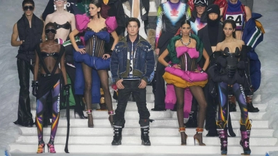 Der kanadische Schauspieler Hudson Williams (Mitte) gab bei der Modewoche in Mailand sein Debüt auf dem Laufsteg. (Foto: Antonio Calanni/AP/dpa)