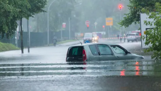 Land unter: Wenn Autos so tief unter Wasser gestanden haben, sind schwerste Schäden zu erwarten. (Foto: Bernd März/dpa/dpa-tmn/Archivbild)