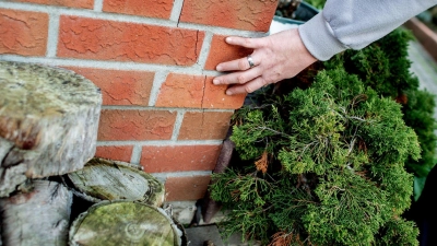 Der Sockelbereich ist besonders anfällig: Schnee und Eis setzen dem unteren Fassadenbereich zu. (Foto: Hauke-Christian Dittrich/dpa/dpa-tmn)
