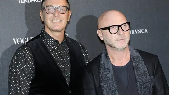 Die italienischen Modedesigner Stefano Gabbana (l) und Domenico Dolce sind das erfolgreichste Designerduo der Geschichte. Stefano Gabbana wird am 14.November 2022 60 Jahre alt. (Foto: Flavio Lo Scalzo/ANSA/EPA/dpa)