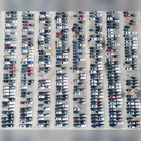 Viele bunte Neuwagen - viele Fragen: Was bedeutet die neue Norm Euro 7 für Autofahrer? (Foto: Julian Stratenschulte/dpa/dpa-tmn)