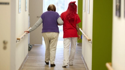 Pflegeangebote sollen über den „Pflegefinder” rascher und leichter zugänglich sein. (Symbolbild) (Foto: Bernd Thissen/dpa)