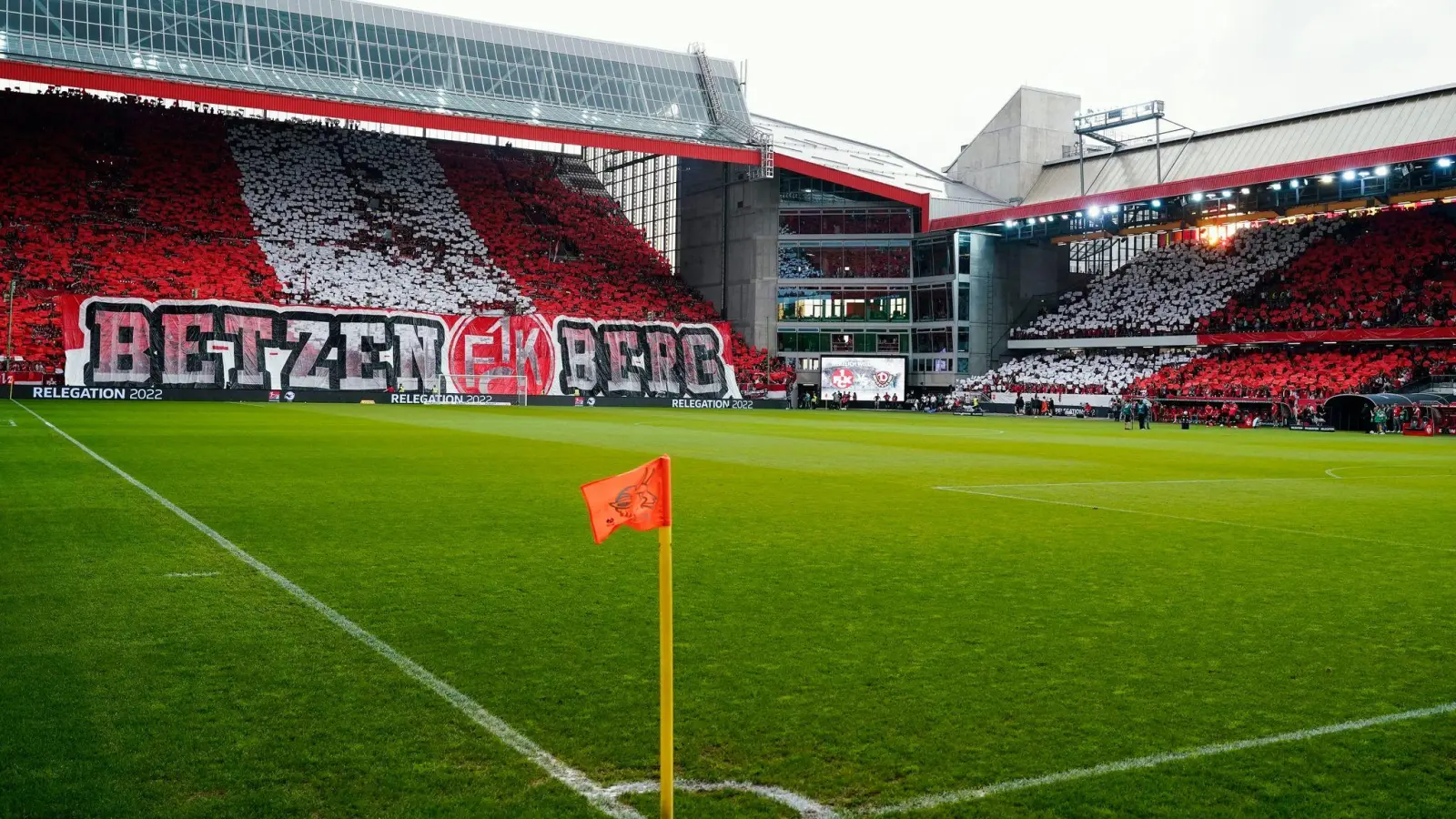 Kaiserslauterns Fans mit einer Choreographie vor dem Spiel gegen Dresden. (Foto: Uwe Anspach/dpa)