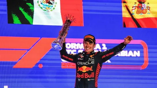 Red-Bull-Pilot Sergio Perez hat den Großen Preis von Saudi-Arabien gewonnen. (Foto: Hassan Ammar/AP)