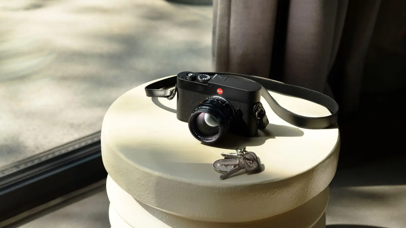 Kein Sucher zum Durchgucken mehr: Die Leica M EV1 ist das erste Modell der M-Serie mit integriertem elektronischem Sucher. (Foto: Leica/dpa-tmn)