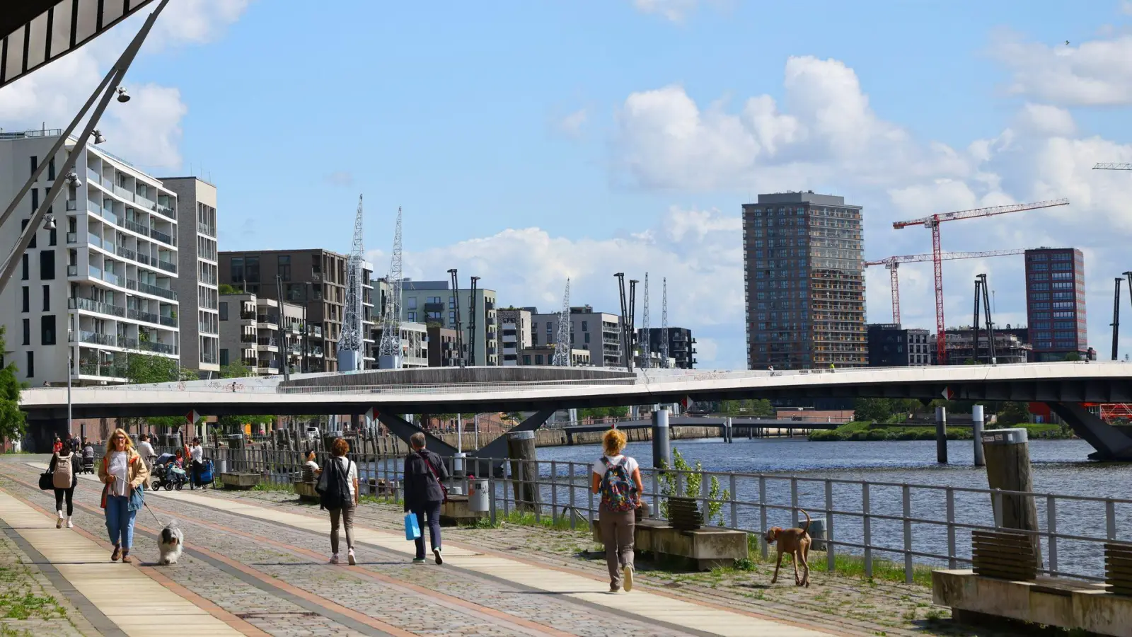Laut einer Umfrage sind Menschen in Hamburg am zufriedensten. (Symbolbild) (Foto: Christian Charisius/dpa)