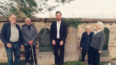 Pfarrer Simeon Prechtel (Mitte) zusammen mit den Zeitzeugen Friedrich Schäfer, Friedrich Carl, Lina Lehr und Frieda Dembelein (von links) an den Gräbern der drei Kriegsopfer. (Foto: Friedrich Zinnecker)