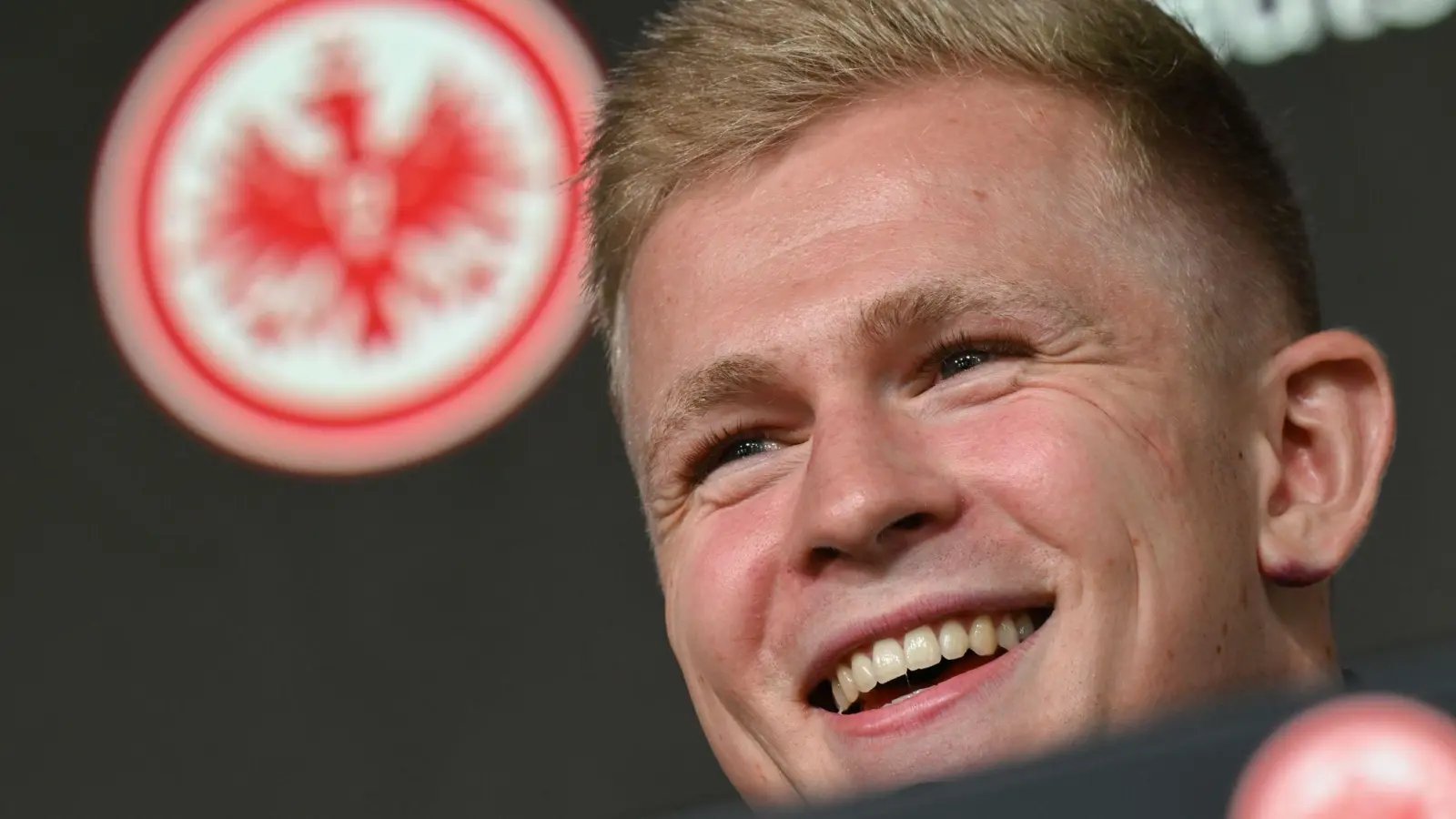 Jonathan Burkardt spricht. (Foto: Arne Dedert/dpa)