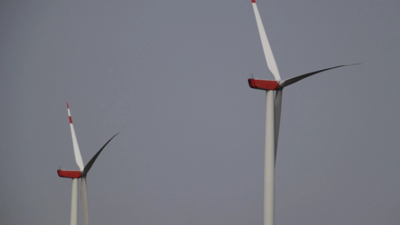 In der Region gibt es schon diverse Windräder. Für weitere wäre zwar Platz, doch um sie auch ans Stromnetz anzuschließen, fehlen meist die Kapazitäten. (Archivfoto: Robert Maurer)