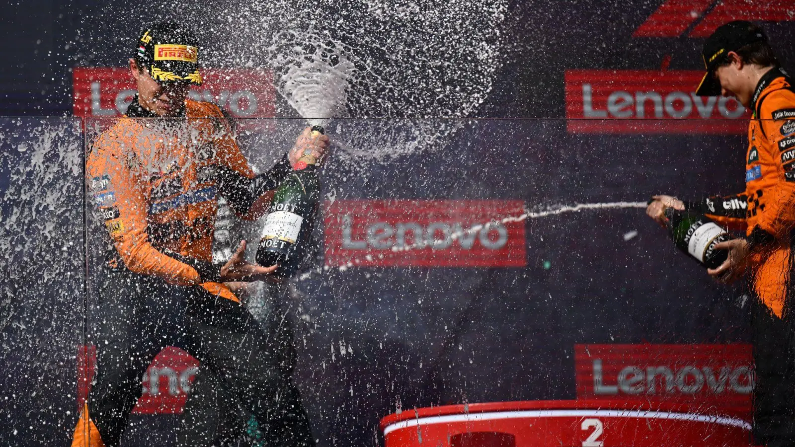 Der WM-Kampf wird zwischen Lando Norris (links) und Oscar Piastri entschieden. (Archivbild) (Foto: Denes Erdos/AP/dpa)