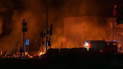 Rettungskräfte löschen das Feuer in Charkiw. (Foto: Alex Babenko/AP)