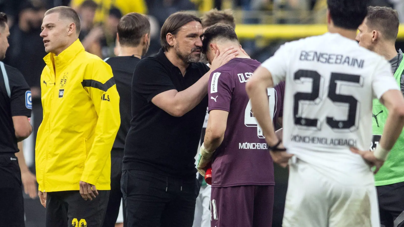 In Dortmund verlor Daniel Farke mit Borussia Mönchengladbach mit 0:6 und die Unterstützung der Fans. (Foto: Bernd Thissen/dpa)