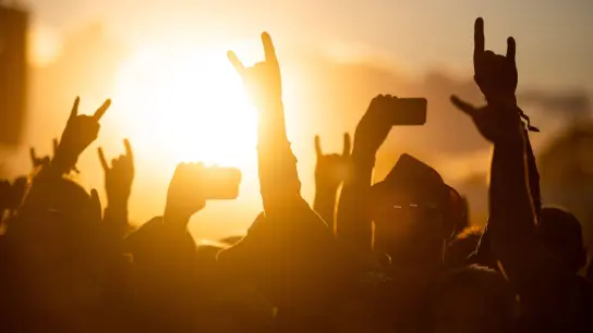 Auf Heavy-Metal-Festivals wirken die Fans meist wie ein glückliches Völkchen. Doch viele von ihnen sind an Depressionen erkrankt. Psychologe Nico Rose hat die Szene genauer untersucht. (Foto: Daniel Reinhardt/dpa)