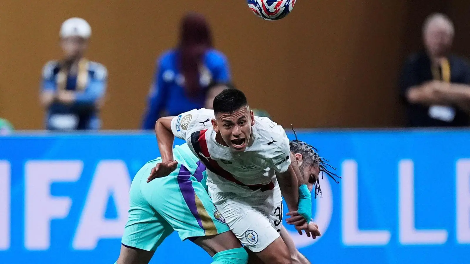 Der 19 Jahre alte Argentinier Claudio Echeverri (vorne) könnte bald für Bayer Leverkusen auflaufen. (Foto: Mike Stewart/AP/dpa)