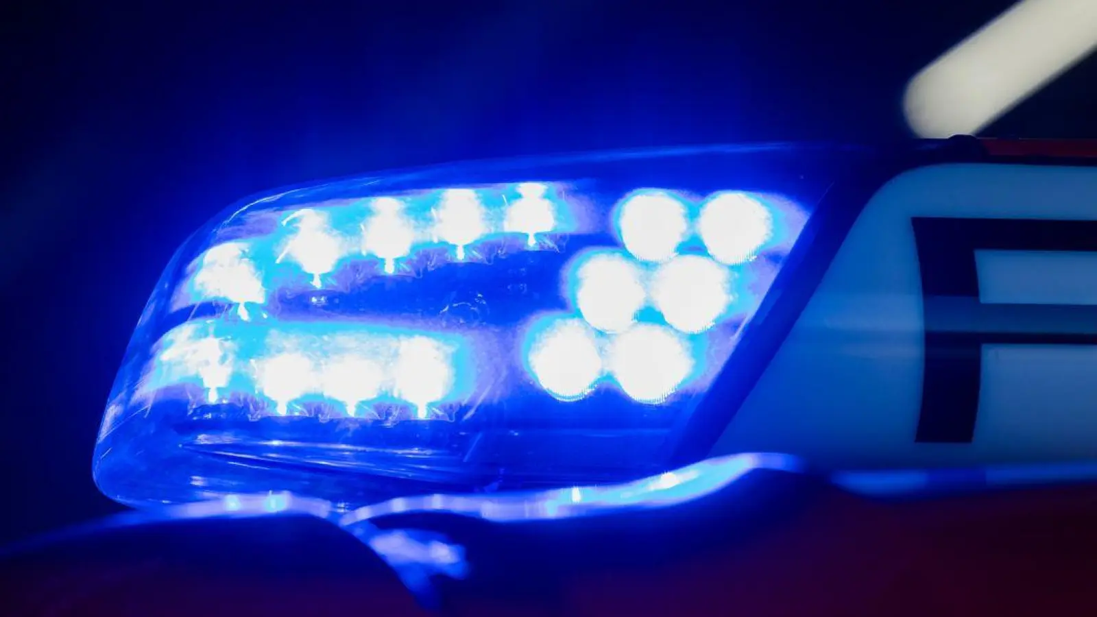 Die Feuerwehr löschte das Feuer. (Symbolbild) (Foto: Rolf Vennenbernd/dpa)