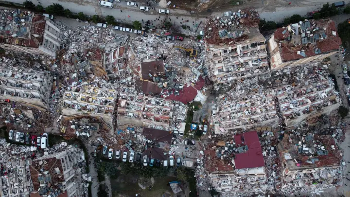 Drohnenaufnahme nach der Katastrophe: Etliche Gebäude im Zentrum von Hatay liegen in Trümmern. (Foto: Tunahan Turhan/SOPA Images via ZUMA Press Wire/dpa)