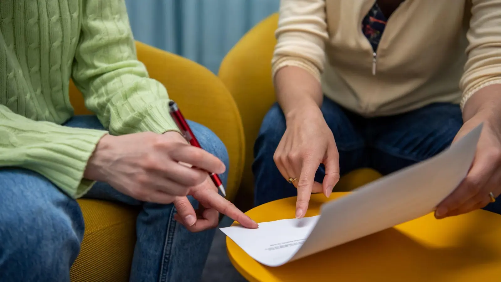 Unbedingt zu empfehlen: Ein schriftlicher Arbeitsvertrag bringt Klarheit für alle Beteiligten. (Foto: Nico Tapia/dpa-tmn)