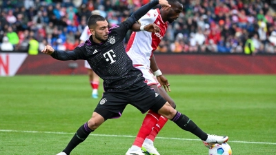 Bayerns Arijon Ibrahimovic (l) Chrislain Matsima von Monaco kämpfen um den Ball. (Foto: Sven Hoppe/dpa)