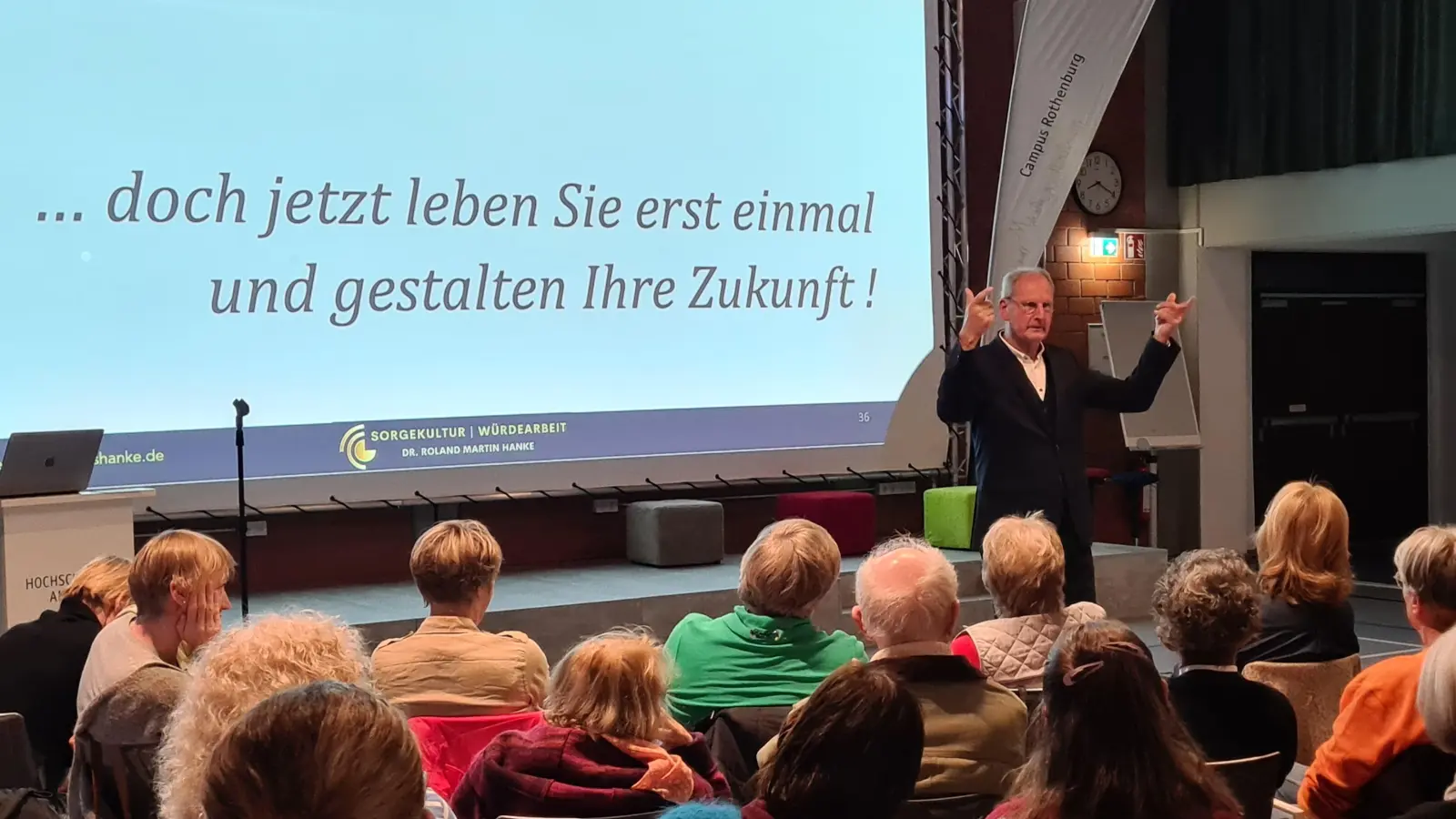 Dr. Roland Martin Hanke bei seinem Vortrag am Rothenburger Campus: Der Palliativmediziner formulierte zu dem schwierigen Thema Hospizarbeit einfühlsame, aber auch deutliche Botschaften. (Foto: Margit Schwandt)