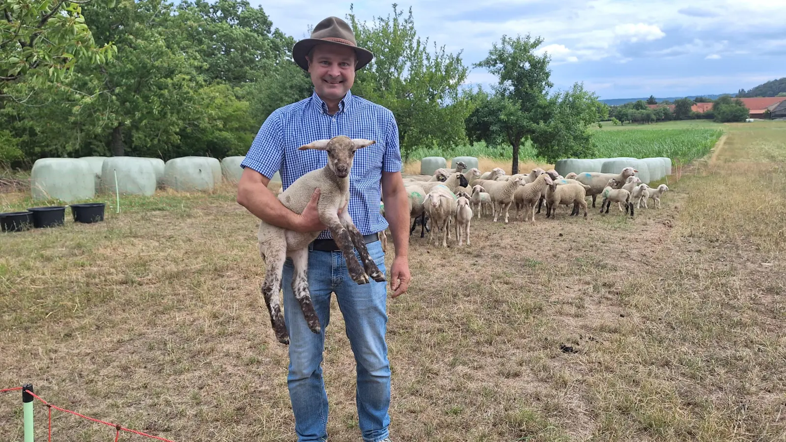 Kann sich ein Leben ohne seine Schafe und die Arbeit im Freien nicht vorstellen: Schäfer Andreas Schurz. (Foto: Daniela Ramsauer)