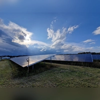 Ein Solarpark auf 22 Hektar wurde im Juli 2025 bei Kettenhöfstetten eröffnet. Flachslandens Bürgermeister Hans Henninger bezeichnete ihn damals als den „größten Solarpark im Landkreis Ansbach”. Die Anlage bei Gotzendorf sollte sich auf fast 60 Hektar ausdehnen. (Foto: Andrea Walke)
