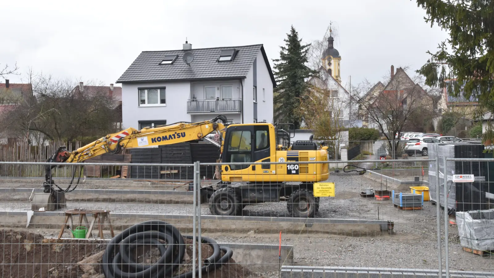 Scheinfelds neuer Altstadt-Parkplatz ist noch im Bau. Ob dort schon ein Stellplatzmanagement-System angelegt wird, kann aber getrost erst nach der Fertigstellung entschieden werden. (Foto: Andreas Reum)