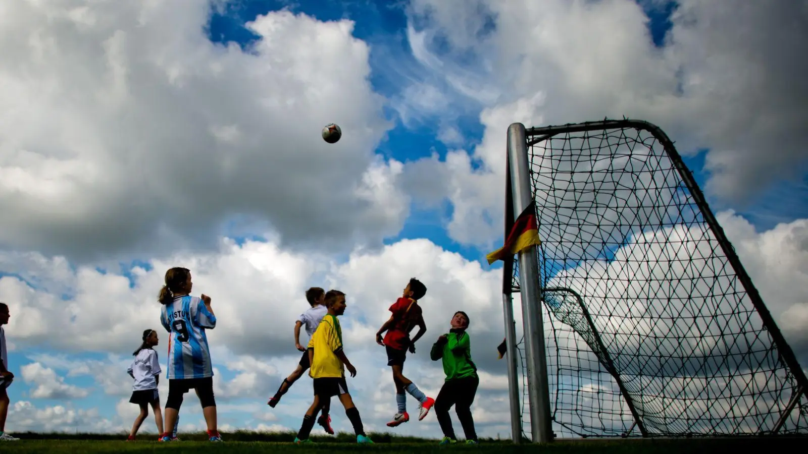 Viele Talente schaffen es in den Fußballvereinen nicht in die erste Mannschaft. Da ist die SpVgg Ansbach keine Ausnahme. (Foto: picture alliance / dpa)