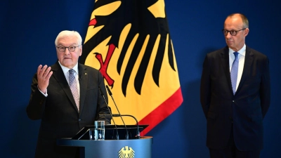 Nach der Personalrochade von Kanzler Merz (rechts) überreichte Bundespräsident Steinmeier den neuen Ministern ihre Urkunden.  (Foto: Sebastian Gollnow/dpa)