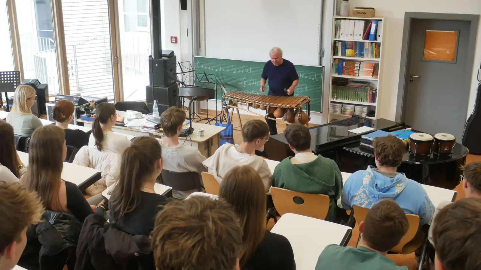Gert Kilian hat sich das Spielen auf dem Balafon selbst beigebracht. Den Feuchtwanger Gymnasiastinnen und Gymnasiasten stellte er das Instrument bei einem Workshop vor. (Foto: Lisa-Maria Liebing)