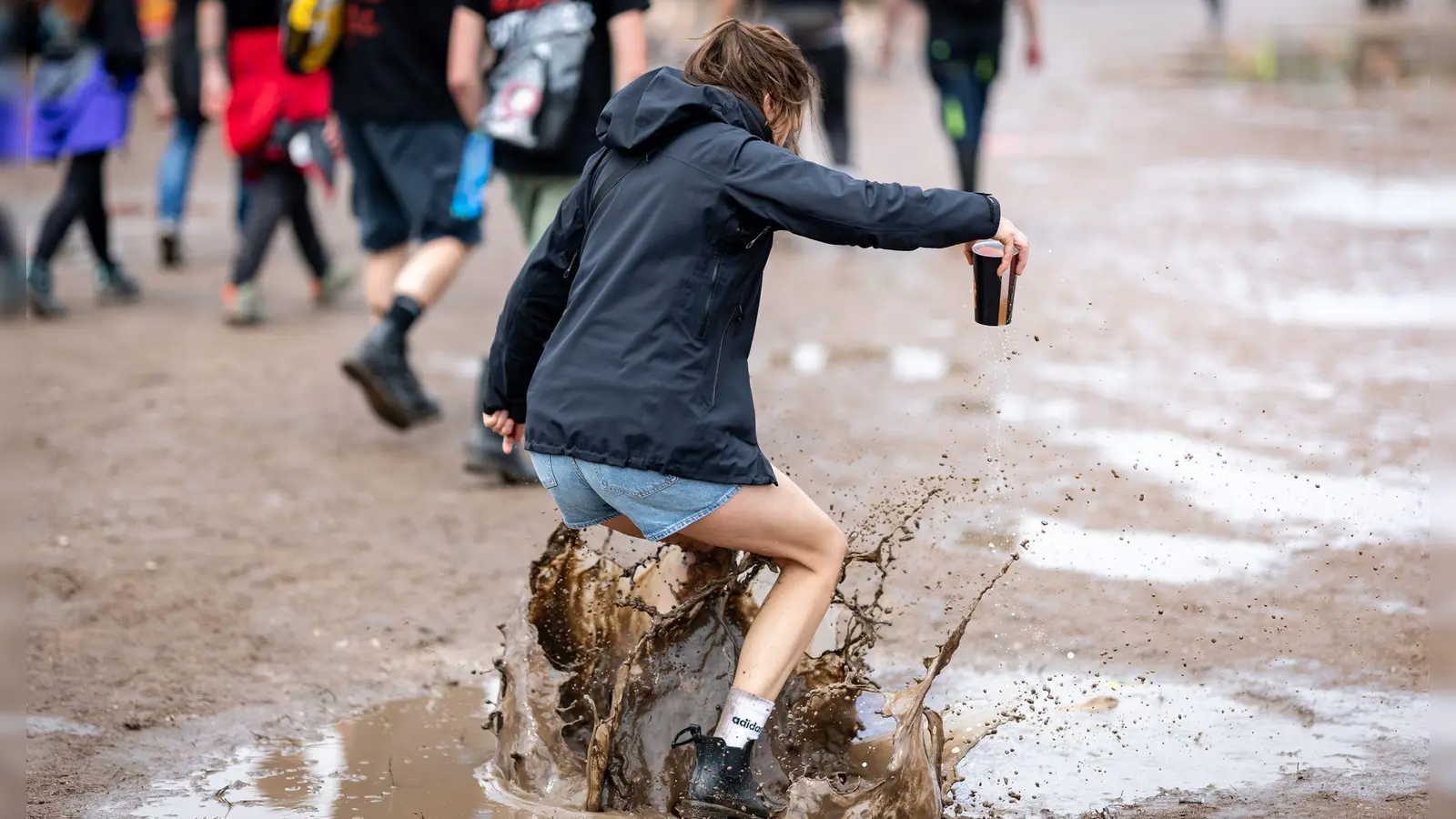 Beim Open-Air-Festival „Rock im Park” in Nürnberg gibt es wieder ordentlich Matsch.  (Foto: Daniel Karmann/dpa)