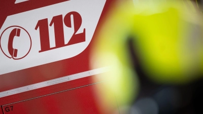 Die Feuerwehr konnte die beiden brennenden Strommasten schnell löschen. (Symbolbild) (Foto: Sebastian Gollnow/dpa)