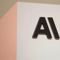 Der OpenAI-Konkurrent Anthropic wurde zuletzt bei einer Finanzierungsrunde mit insgesamt 900 Milliarden Dollar bewertet. (Archivbild) (Foto: Andrej Sokolow/dpa)