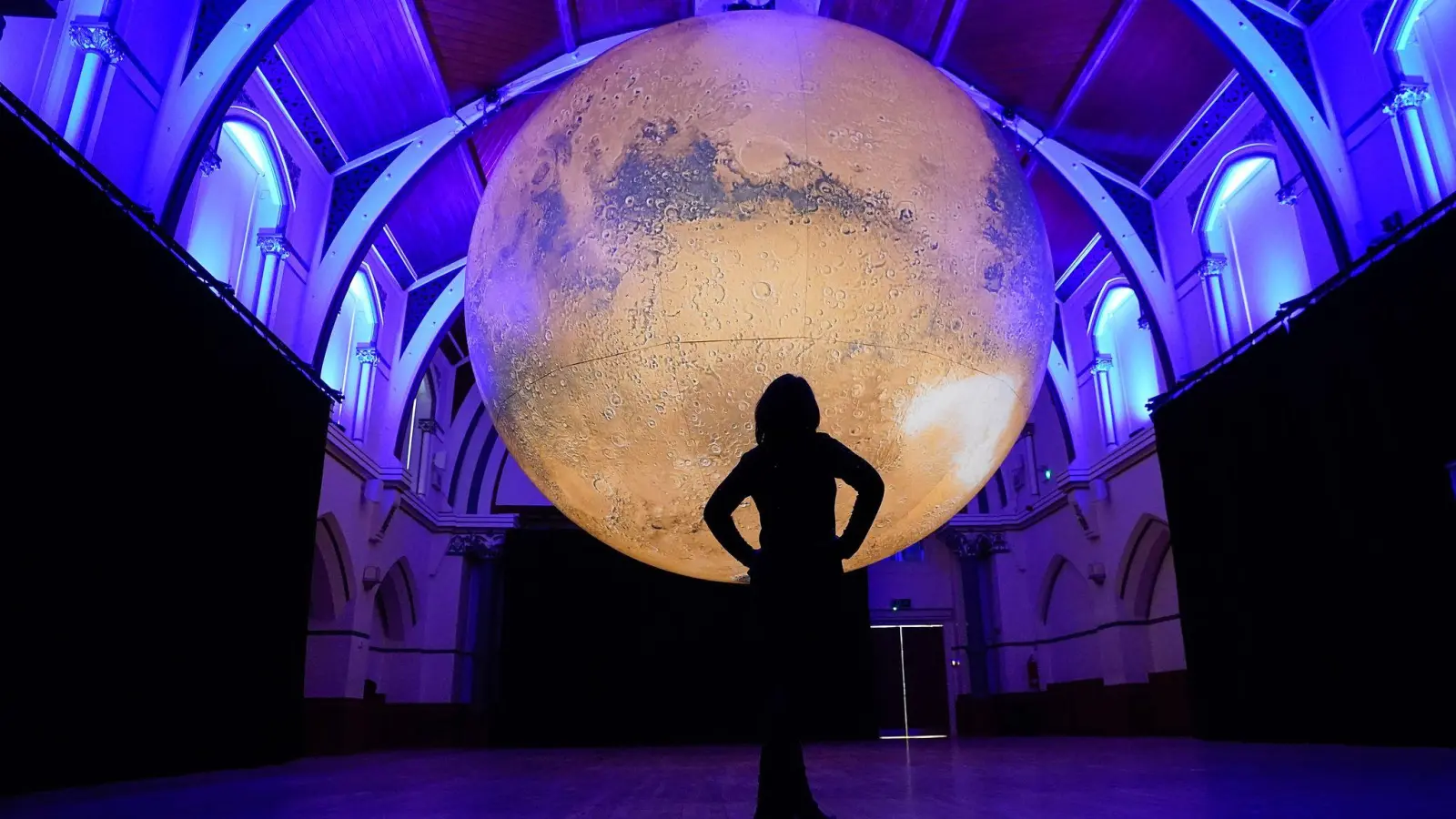 Imposant, aber von der Größe nur ein Bruchteil des Originals: Die Installation „Mars“ mit sieben Meter Durchmesser wurde in Großbritannien ausgestellt (Archivfoto). (Foto: Andrew Matthews/PA Wire/dpa)