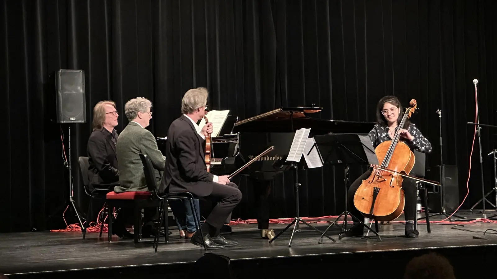 Das Trio „Tempo Passato“ mit Nectaria Delgadillo (Cello); Ralf Brösamle (Violine) und Stephan Eitel (Piano) eröffnete. (Foto: Wolfgang Schniske)