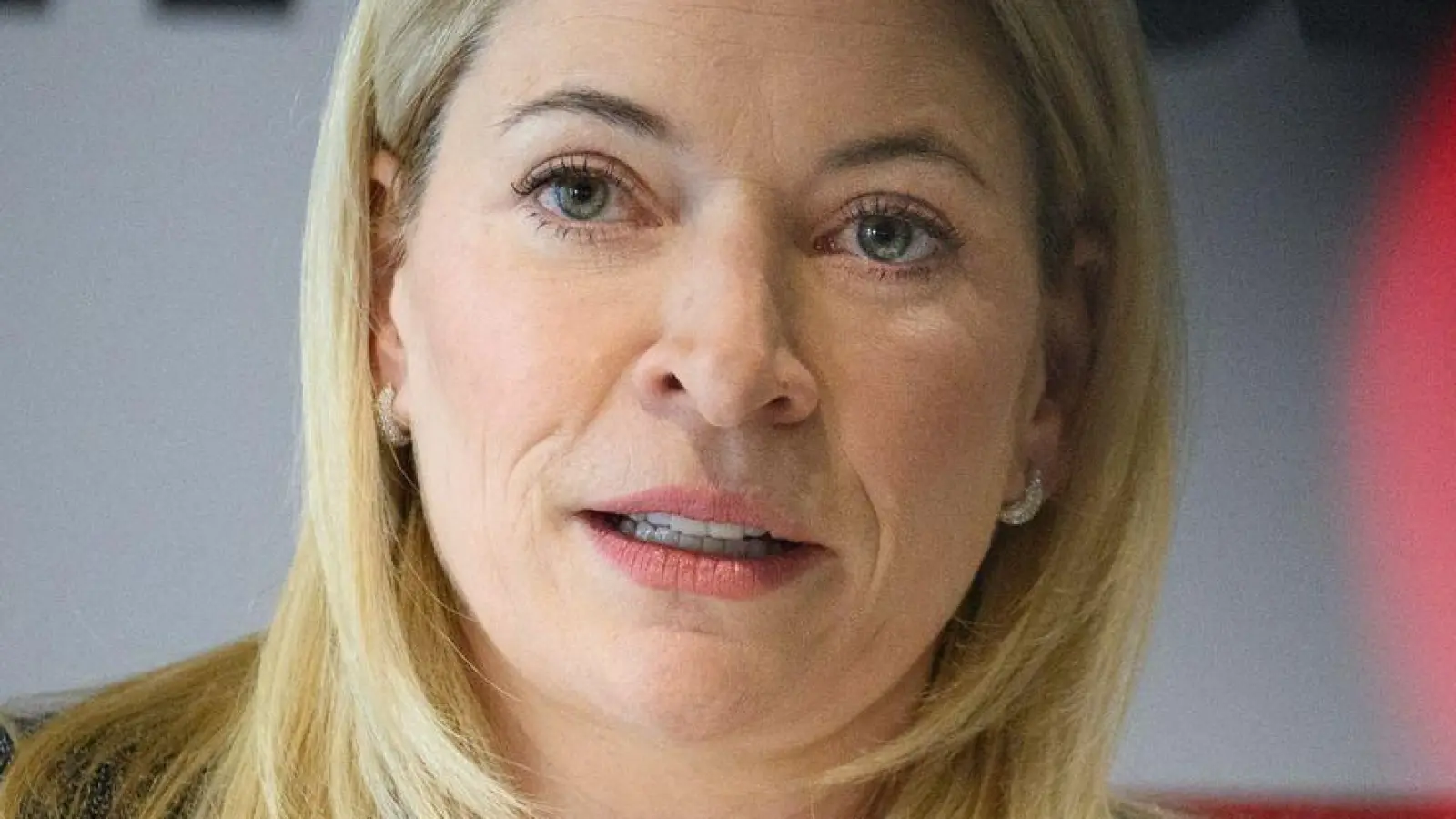 Bahnchefin Evelyn Palla würde dem eigenen Konzern die Schulnote 3 geben. (Archivbild) (Foto: Bernd von Jutrczenka/dpa)