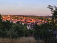 Die Kreisstadt im Abendlicht - gesehen in Neustadt (Foto: Georg Ohlmann)
