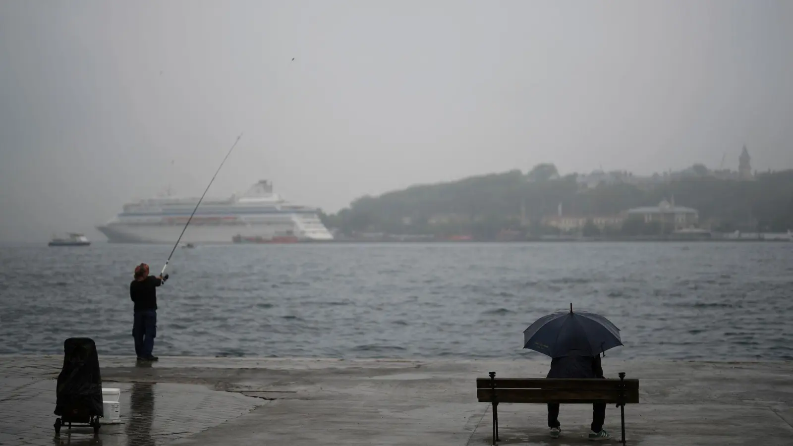 Ein Regentag in Istanbul - angesichts der Wasserprobleme im Land sind darüber viele dankbar. (Archivbild) (Foto: Francisco Seco/AP/dpa)
