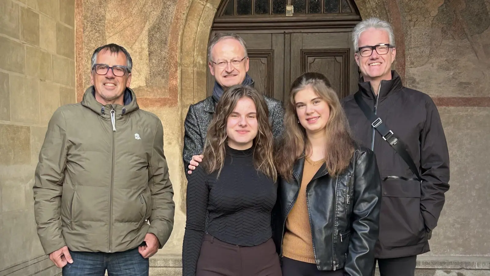 Wolfgang Guttropf, Jürgen Kiderlen und Patrick Ruh (von links) freuen sich schon auf die Weihnachtszeit mit den Auftritten der Feuchtwanger Christkinder Nathalie Jordan (links) und Lena Weber. (Foto: Florian Pöhlmann)
