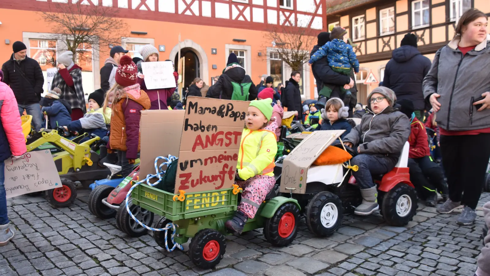 Am Marktplatz parkten die Kinder ihre Traktoren, bevor die Redner das Wort ergriffen. (Foto: Andreas Reum)