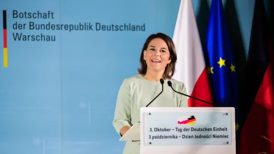 Bundesaußenministerin Annalena Baerbock spricht bei den Feierlichkeiten zum Tag der deutschen Einheit in Warschau. (Foto: Christoph Soeder/dpa)