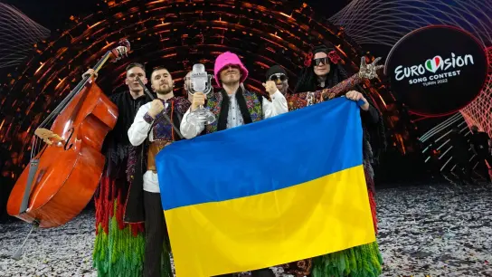 Halten die Fahne hoch: Die Gruppe Kalush Orchestra aus der Ukraine jubelt im Mai über den Sieg des Eurovision Song Contest (ESC). (Foto: Luca Bruno/AP/dpa)
