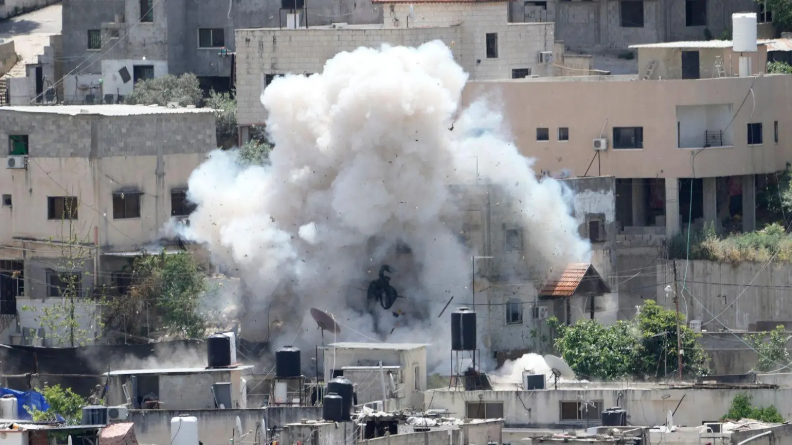 Rauch steigt über dem Flüchtlingscamp Nur Schams im Westjordanland nach der Explosion infolge eines israelischen Angriffs auf. (Foto: Majdi Mohammed/AP/dpa)