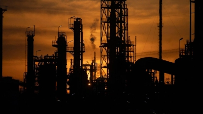 Die Abhängigkeit von globalen Krisen ist vielen in den Unternehmen bewusst, aktuell im Fokus: der Ölpreis. (Symbolfoto) (Foto: Marijan Murat/dpa)