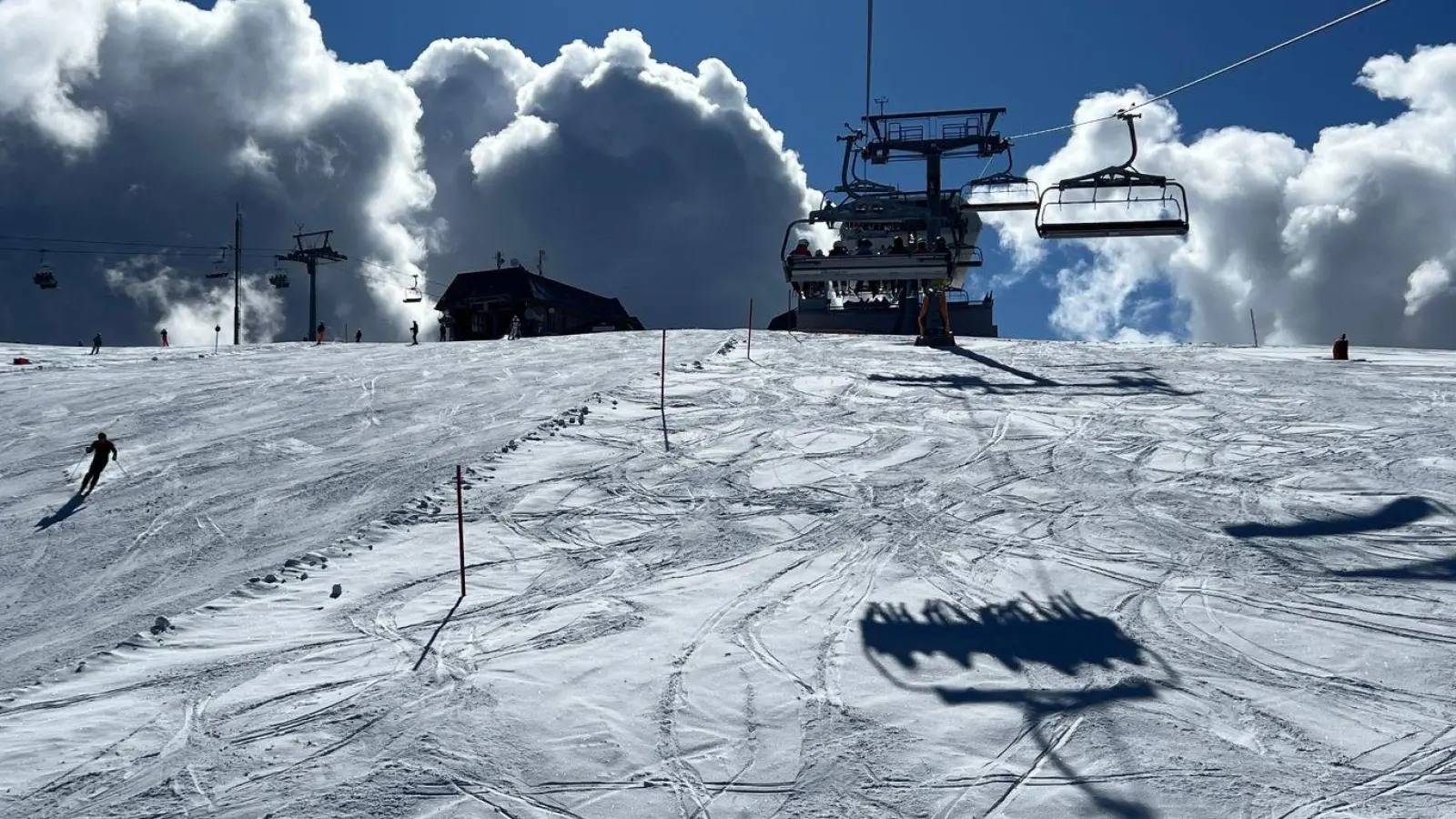 Schneebedeckte Pisten und strahlender Sonnenschein im Skigebiet bei Gerlitzen. (Foto: Verena Wolff/dpa-tmn/dpa)
