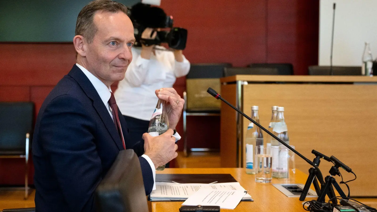 Bundesverkehrsminister Volker Wissing kommt vor Beginn des Untersuchungsausschusses in den Konferenzsaal. (Foto: Sven Hoppe/dpa)
