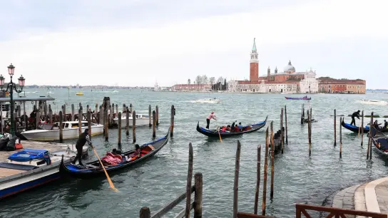 Tagestouristen in Venedig müssen ab dem nächsten Jahr Eintrittskarten für ihren Besuch der Lagunenstadt kaufen. (Foto: Felix Hörhager/dpa)